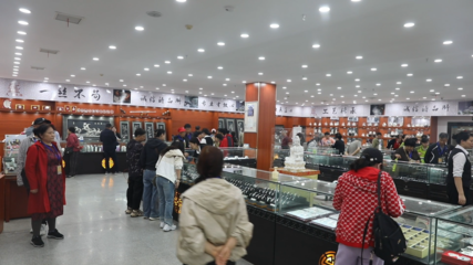 永興中國(guó)白銀文化坊 銀光閃耀引客來(lái)，特色飾品銷(xiāo)售火
